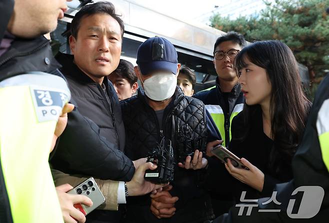 부천 제일시장에서 1톤 트럭으로 돌진사고를 낸 60대 운전자 A씨가 15일 오후 경기 부천시 인천지방법원 부천지원에서 열린 구속 전 피의자 심문(영장실질심사)에 출석하고 있다. 2025.11.15/뉴스1 ⓒ News1 장수영 기자