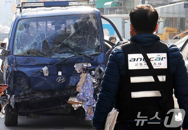 13일 경기 부천 오정구 원종동 제일시장에서 A 씨가 몰던 1톤 트럭이 돌진하는 사고가 발생해 경찰 관게자들이 사고차량을 수습하고 있다. 2025.11.13/뉴스1 ⓒ News1 이호윤 기자