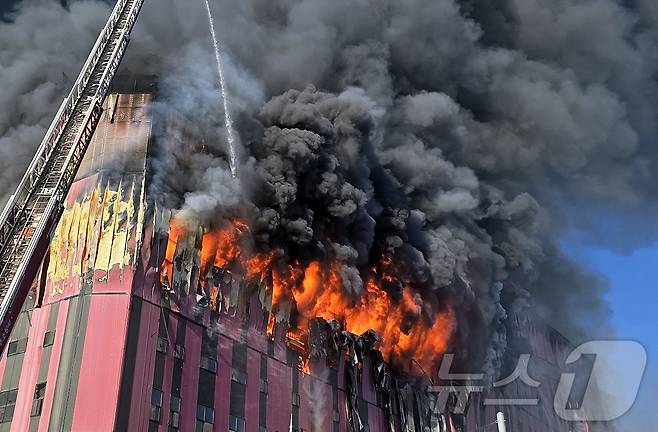 15일 오전 충남 천안 동남구 이랜드패션 물류센터에서 화재가 발생해 검은 연기와 함께 화염이 치솟고 있다. 소방 당국은 대응 2단계로 격상해 화재를 진화 중이다. 2025.11.15/뉴스1 ⓒ News1 이시우 기자