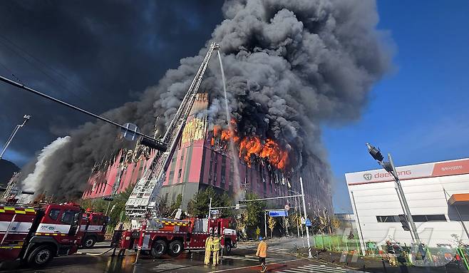 15일 오전 충남 천안 동남구 이랜드패션 물류센터에서 화재가 발생해 검은 연기와 함께 화염이 치솟고 있다. 소방 당국은 대응 2단계로 격상해 화재를 진화 중이다. 2025.11.15/뉴스1 ⓒ News1 이시우 기자