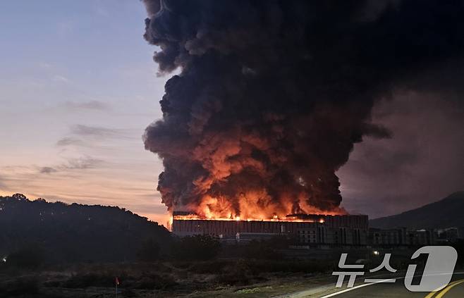 15일 오전 충남 천안 동남구 이랜드패션 물류센터에서 화재가 발생해 검은 연기와 함께 불길이 치솟고 있다. 소방 당국 대응 2단계로 격상해 화재를 진화 중이다. (독자 제공. 재판매 및 DB 금지) 2025.11.15/뉴스1