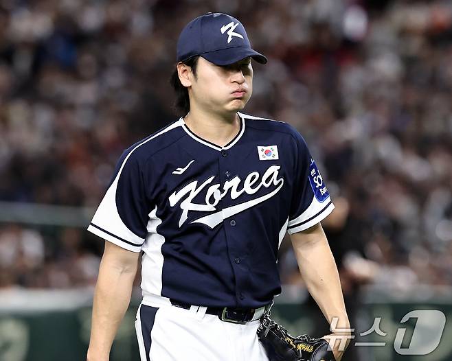 15일 오후 일본 도쿄돔에서 열린 월드베이스볼클래식(WBC) 대비 평가전 '2025 케이 베이스볼 시리즈(K-BASEBALL SERIES)' 일본과의 1차전 경기. 대한민국 선발투수 곽빈이 일본의 4회말 공격 1사 1,3루 상황 마키에게 적시타를 허용한 뒤 교체되고 있다. 2025.11.15/뉴스1 ⓒ News1 구윤성 기자