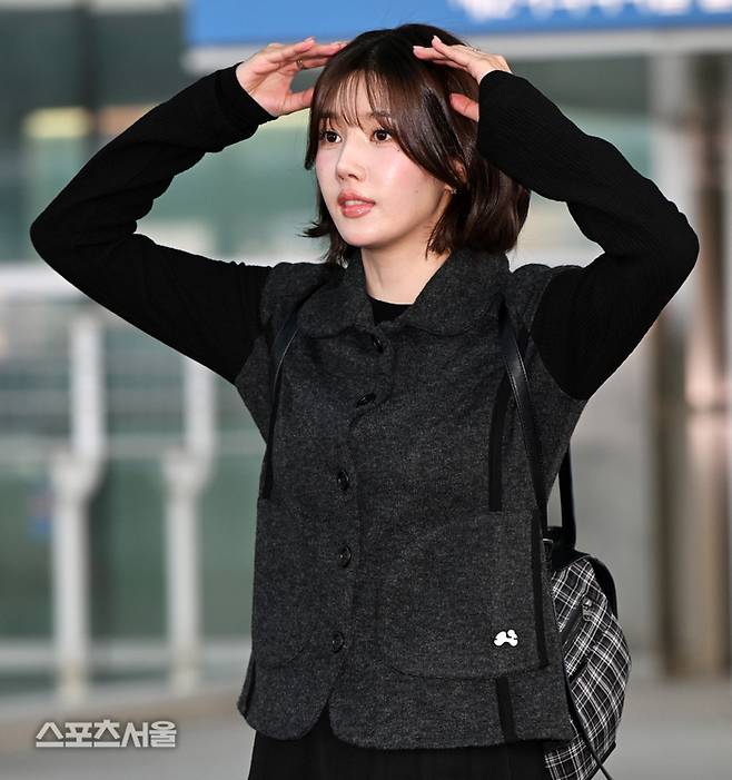 권은비가 공항에 마중나온 팬들을 향해 귀여운 모습으로 인사하고 있다.  이주상기자 rainbow@sportsseoul.com