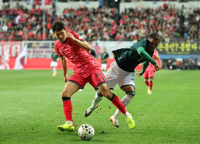 김민재가 14일 대전월드컵경기장에서 열린 남자축구 국가대표 A매치 평가전 대한민국과 볼리비아의 경기에서 상대 선수와 볼다툼을 하고 있다. 대전 | 연합뉴스