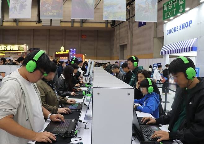 지스타 2025 그라비티 부스를 찾은 관람객들 모습. 사진 | 그라비티