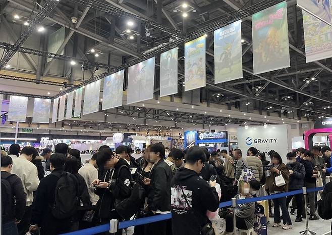 지스타 2025 그라비티 부스를 찾은 관람객들 모습. 사진 | 그라비티