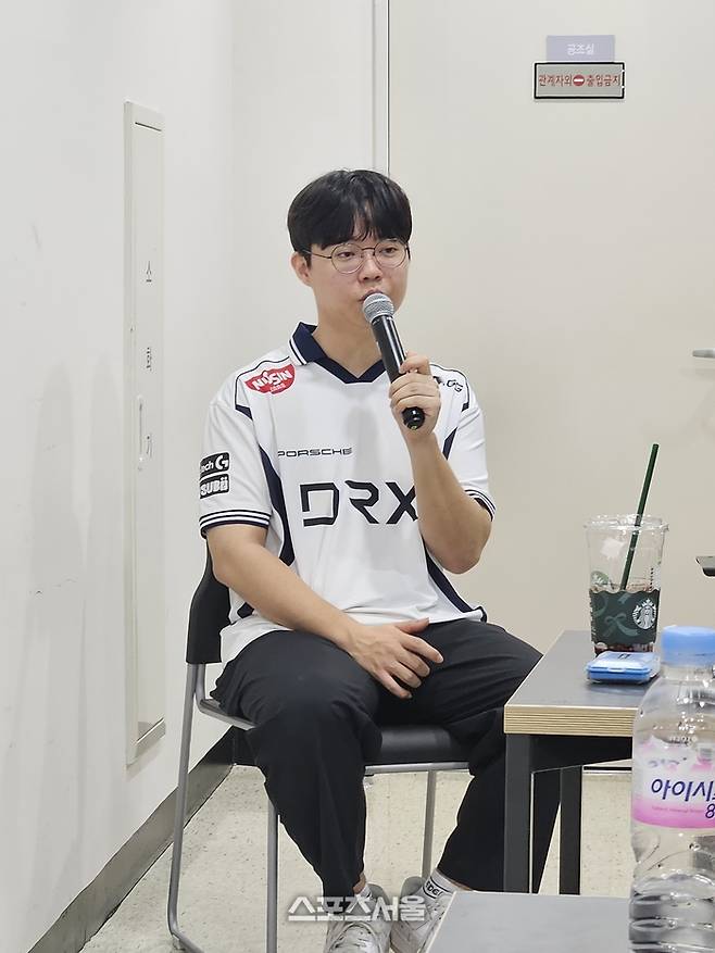 DRX ‘찬’ 박찬화가 15일 서울 마포구 상암SOOP콜로세움에서 열린 2025 FSL 서머 결승전 승리 후 취재진 인터뷰에 응하고 있다. 상암 | 강윤식 기자 skywalker@sportsseoul.com