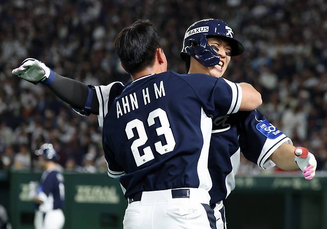 15일 일본 도쿄돔에서 열린 2025 K베이스볼 시리즈 대한민국과 일본의 평가전. 4회초 무사 주자없는 상황에서 송성문이 솔로홈런을 쏘아올린 뒤 안현민과 기뻐하고 있다. 안현민은 직전 타석 선제 투런홈런을 때렸다. 사진 | 도쿄=연합뉴스