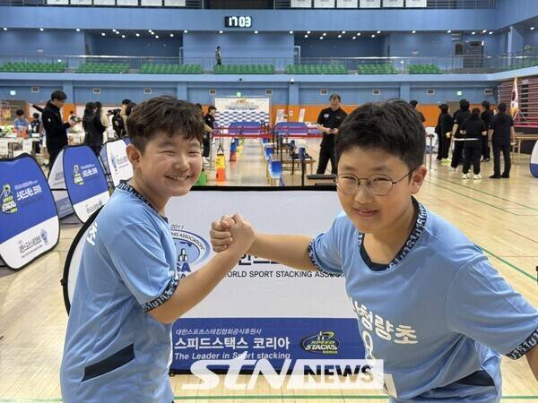 청량초(울산) 김예찬 군(왼쪽)과 정주현 군이 지난 14일 오후 경남 밀양시배드민턴경기장에서 열린 '제18회 전국학교스포츠클럽축전' 스포츠스태킹 대회 남자 초등부 B조 조별예선 수북초(전남)와의 경기 후 포즈를 취하고 있다. /사진(밀양)=강의택 기자