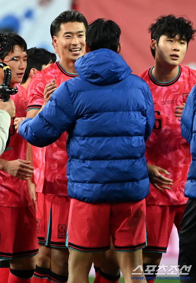 손흥민이 다가오자 미소짓는 조규성