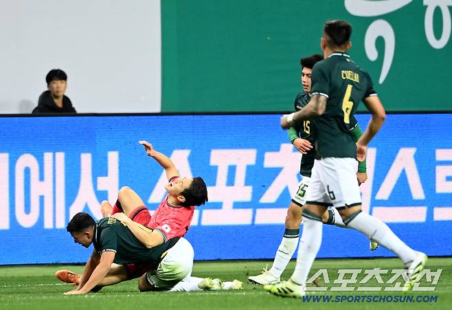 14일 대전월드컵경기장에서 열린 대한민국과 볼리비아의 A매치 평가전. 이강인이 볼리이바 수비진의 태클에 괴로워하고 있다. 대전=허상욱 기자wook@sportschosun.com/2025.11.14/