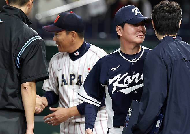 류지현 감독과 일본 야구대표팀 이바타 히로카즈 감독이 15일 일본 도쿄돔에서 열린 2025 K베이스볼 시리즈 대한민국과 일본의 평가전에서 라인업을 교환한 뒤 심판진과 인사를 나누고 있다. 연합뉴스