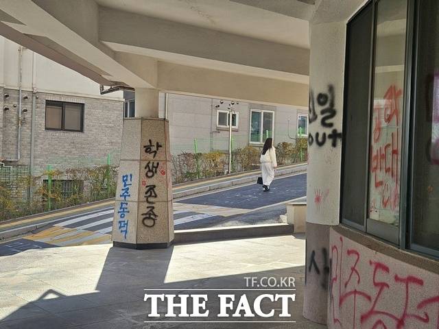 동덕여대에서 '남녀공학 전환' 추진을 두고 학내 갈등이 불거진 지 1년이 지났다. 지난해 11월 교내 곳곳을 멍들게 한 래커칠은 상흔처럼 고스란히 남아 있는 상태다. /이다빈 기자