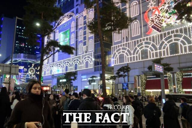 지난 12일 서울 중구 롯데백화점 본점 외벽 LED 조명이 밝게 빛나 크리스마스 분위기를 내고 있다. /이상빈 기자