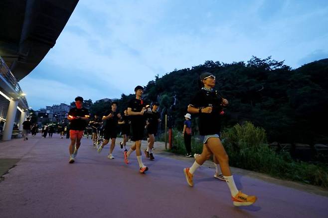서울 서대문구 홍제천 시민 러닝 크루. 연합뉴스