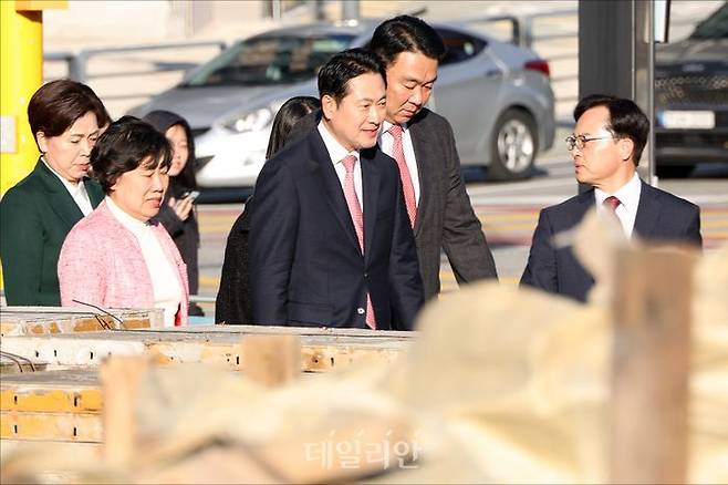 장동혁 국민의힘 대표 등이 지난 14일 오후 경기도 성남시 분당구 대장동 일대에서 사회 기반 시설 건설 현장을 방문하고 있다. ⓒ데일리안 홍금표 기자