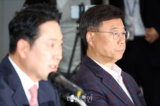 국민의힘 소속 신상진 성남시장이 지난 14일 오후 경기도 성남시 분당구 성남도시개발공사 1층 대강당에서 열린 '대장동 개발비리 항소 포기 규탄 현장간담회'에서 장동혁 국민의힘 대표의 모두발언을 듣고 있다. ⓒ데일리안 홍금표 기자