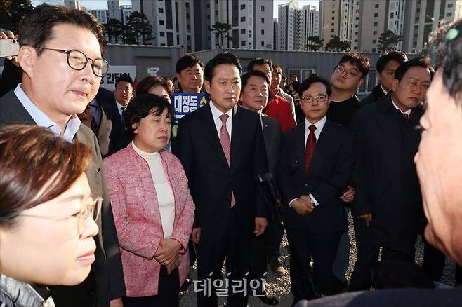 장동혁 국민의힘 대표 등이 지난 14일 오후 경기도 성남시 분당구 대장동 일대에서 사회 기반 시설 건설 현장을 방문하고 있다. ⓒ데일리안 홍금표 기자