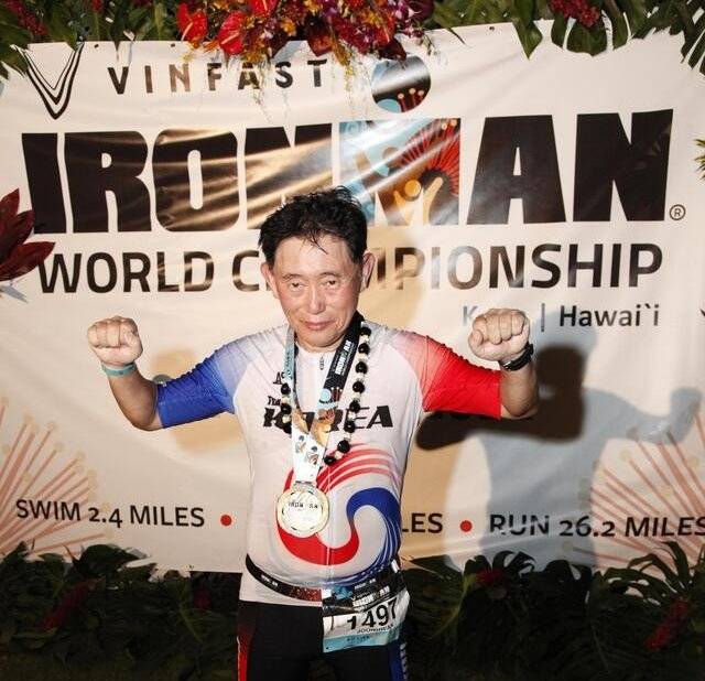 강준환 수원한마음병원 원장이 2022년 10월 8일 미국 하와이 코나에서 열린 아이언맨 세계선수권대회를 완주한 뒤 카메라 앞에 섰다. 1986년부터 수영을 배운 강 원장은 1990년대 말에 마라톤, 2002년에는 철인3종에 입문해 올해 71세임에도 대회에 출전하고 있다. 강준환 원장 제공