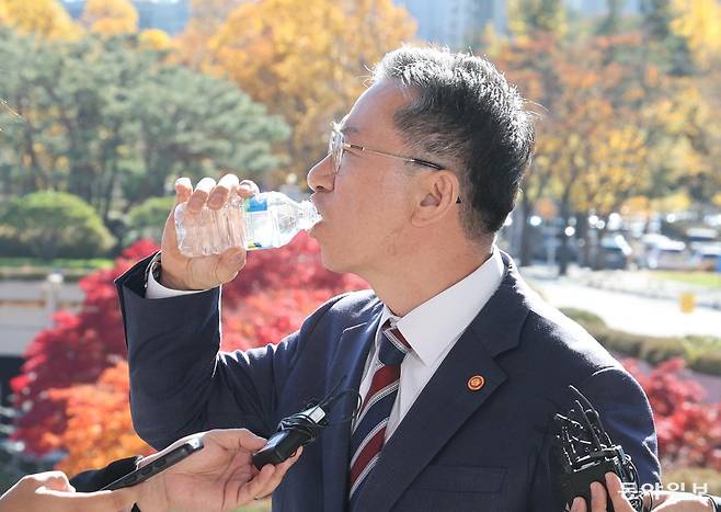 정성호 법무부 장관이 10일 오전 경기 과천 정부과청청사 법무부에 출근하며 ‘대장동 사건’ 항소 포기에 관해 취재진의 질문에 답하던 도중 물을 마시고 있다. 과천=홍진환 기자 jean@donga.com