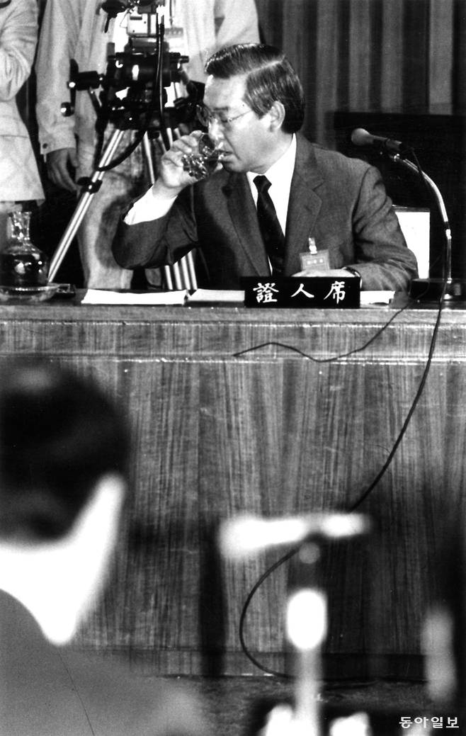 국회 5공비리특위의 일해재단 관련 청문회에 증인으로 출석한 장세동 전 청와대 경호실장이 의원들의 질문에 답변하고 있다.  1988년 11월 7일 동아일보 DB