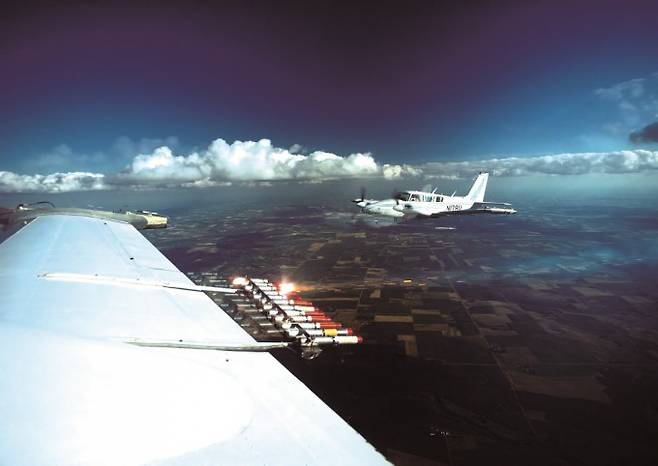 비행기에서 구름에 화학물질을 뿌리거나, 지상에서 화학물질을 대포로 쏘는 방식으로 인공강우를 유도한다. 비행기의 경우, 날개에 화학물질을 방출하는 장치를 달고 구름 속으로 비행한다. Weather Modification International 제공