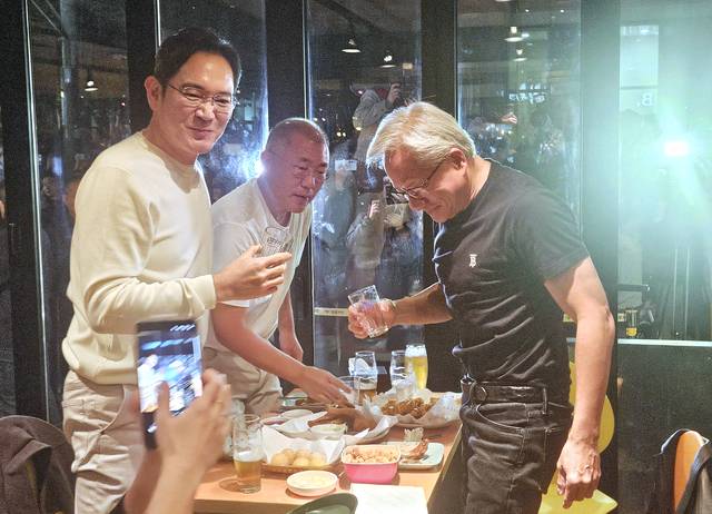 젠슨 황 엔비디아 최고경영자가 지난달 30일 서울 삼성동 한 치킨집에서 진행된 이재용 삼성전자 회장, 정의선 현대차그룹 회장과 치맥 회동을 하고 있다.   연합뉴스