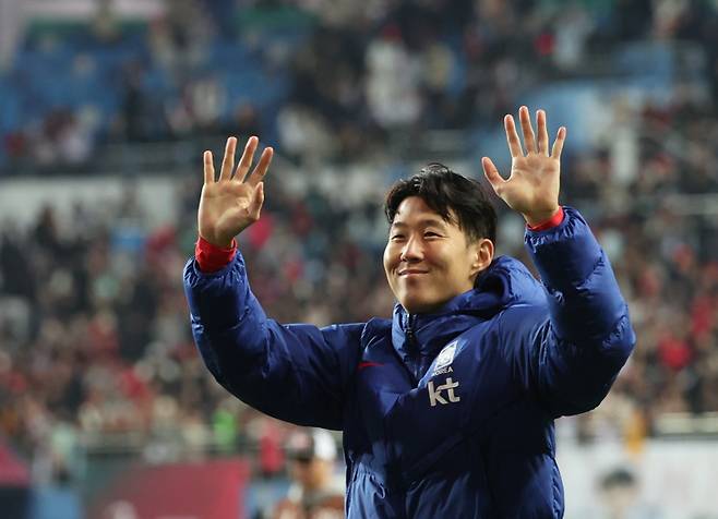 손흥민의 미소 (대전=연합뉴스) 임화영 기자 = 14일 대전월드컵경기장에서 열린 남자축구 국가대표 A매치 평가전 대한민국과 볼리비아의 경기에서 2-0로 승리한 한국 손흥민이 관중을 향해 웃으며 인사하고 있다. 2025.11.14 hwayoung7@yna.co.kr/2025-11-14 22:39:38/ <저작권자 ⓒ 1980-2025 ㈜연합뉴스. 무단 전재 재배포 금지, AI 학습 및 활용 금지>