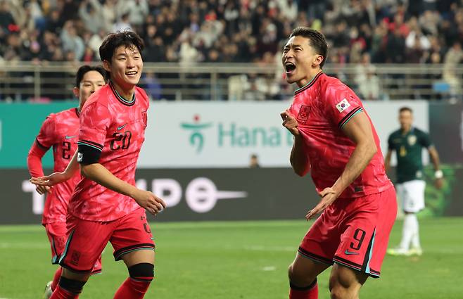 돌아온 조규성 (대전=연합뉴스) 임화영 기자 = 14일 대전월드컵경기장에서 열린 남자축구 국가대표 A매치 평가전 대한민국과 볼리비아의 경기. 조규성이 골을 넣은 뒤 세리머니를 하고 있다. 2025.11.14 hwayoung7@yna.co.kr/2025-11-14 21:51:44/ <저작권자 ⓒ 1980-2025 ㈜연합뉴스. 무단 전재 재배포 금지, AI 학습 및 활용 금지>