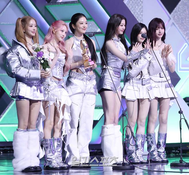 ‘2025 코리아 그랜드 뮤직 어워즈 with iM뱅크’(2025 KGMA) 둘째날 뮤직데이가 15일 오후 인천 영종도 인스파이어 아레나에서 펼쳐졌다. 그룹 아이브가 '베스트뮤직' 상을 수상하고 소감을 말하고 있다. KGMA는 한 해 동안 국내외 팬들에게 많은 사랑을 받은 K팝 아티스트와 작품들을 조명해 차별화된 콘텐츠를 선보이는 K팝 축제다. 올해는 KGMA 조직위원회와 크리에이터링, 디오디가 공동 주관하며, 인천광역시와 인천관광공사가 후원한다. 타이틀 스폰서로는 iM뱅크가 함께하며, 협찬사로 피자에땅, 레이블 코퍼레이션, 할리스가 참여한다. 2025 KGMA는 KT ENA가 주관 방송사로 참여하며, 틱톡라이브를 통해 일본, 중국을 제외한 국내 및 글로벌에 생중계된다. 일본에서는 훌루 재팬을 통해 실시간으로 볼 수 있다. 영종도(인천)=KGMA특별취재단/2025.11.15./