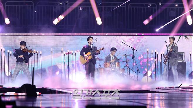 ‘2025 코리아 그랜드 뮤직 어워즈 with iM뱅크’(2025 KGMA) 둘째날 뮤직데이가 15일 오후 인천 영종도 인스파이어 아레나에서 펼쳐졌다. 밴드 루시가 공연을 펼치고 있다. KGMA는 한 해 동안 국내외 팬들에게 많은 사랑을 받은 K팝 아티스트와 작품들을 조명해 차별화된 콘텐츠를 선보이는 K팝 축제다. 올해는 KGMA 조직위원회와 크리에이터링, 디오디가 공동 주관하며, 인천광역시와 인천관광공사가 후원한다. 타이틀 스폰서로는 iM뱅크가 함께하며, 협찬사로 피자에땅, 레이블 코퍼레이션, 할리스가 참여한다. 2025 KGMA는 KT ENA가 주관 방송사로 참여하며, 틱톡라이브를 통해 일본, 중국을 제외한 국내 및 글로벌에 생중계된다. 일본에서는 훌루 재팬을 통해 실시간으로 볼 수 있다.&nbsp; 영종도(인천)=KGMA특별취재단/2025.11.15./