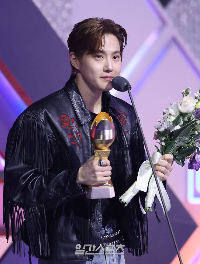 ‘2025 코리아 그랜드 뮤직 어워즈 with iM뱅크’(2025 KGMA) 둘째날 뮤직데이가 15일 오후 인천 영종도 인스파이어 아레나에서 펼쳐졌다. 가수 수호가 '남자 베스트 솔로 아티스트'상을 수상하고 소감을 말하고 있다. KGMA는 한 해 동안 국내외 팬들에게 많은 사랑을 받은 K팝 아티스트와 작품들을 조명해 차별화된 콘텐츠를 선보이는 K팝 축제다. 올해는 KGMA 조직위원회와 크리에이터링, 디오디가 공동 주관하며, 인천광역시와 인천관광공사가 후원한다. 타이틀 스폰서로는 iM뱅크가 함께하며, 협찬사로 피자에땅, 레이블 코퍼레이션, 할리스가 참여한다. 2025 KGMA는 KT ENA가 주관 방송사로 참여하며, 틱톡라이브를 통해 일본, 중국을 제외한 국내 및 글로벌에 생중계된다. 일본에서는 훌루 재팬을 통해 실시간으로 볼 수 있다.&nbsp; 영종도(인천)=KGMA특별취재단/2025.11.15./