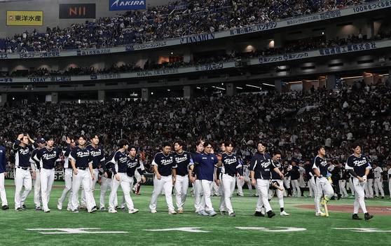 15일 평가전에서 일본에 패한 뒤 아쉬워하는 한국 선수들. 뉴스1
