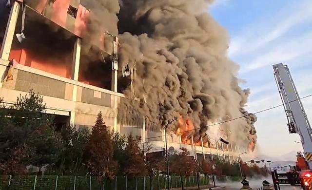 ▲ 15일 오전 충남 천안시 동남구 풍세면 이랜드패션 물류센터에서 불이 난 가운데, 불에 탄 건물 자재 일부가 무너져 내리고 있다. 2025.11.15 [독자 제공. 연합뉴스]