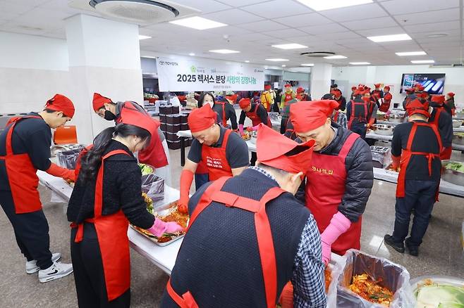 렉서스 딜러사인 센트럴모터스 임직원들이 성남 ‘안나의 집’에서 김장 봉사활동을 하고 있는 모습./사진=한국도요타자동차