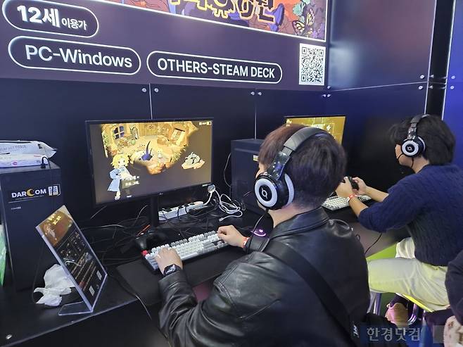 지스타 이튿날인 지난 14일 인디게임이 주로 전시된 벡스코 제2전시관 내 유니티 부스에서 관람객들이 팀 타파스의 PC·콘솔 게임 '마녀의 정원'을 시연해보고 있다. 사진=박수빈 기자