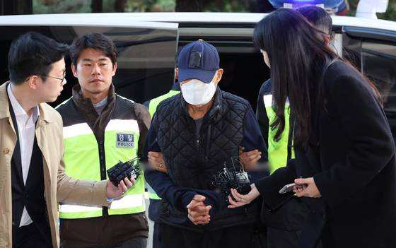 The man accused of plowing a one-ton truch through a traditional market in Bucheon, Gyeonggi arrives for a pretrial detention hearing at the Bucheon branch of the Incheon District Court on Nov. 15.  [NEWS1]