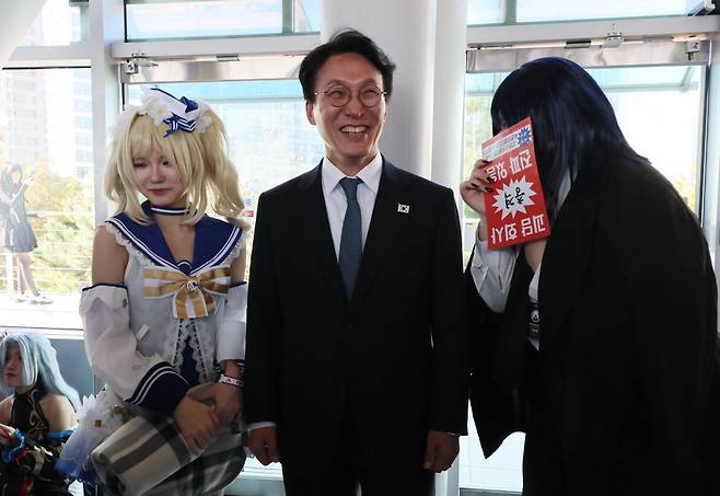 김민석 국무총리가 15일 부산 해운대구 벡스코에서 열린 국제게임전시회 지스타 2025를 찾아 코스프레 모델들과 대화하고 있다. 연합뉴스