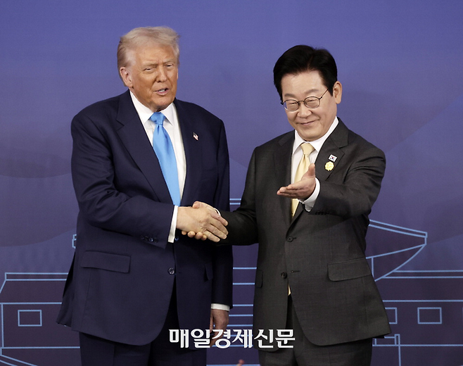 이재명 대통령이 29일 오후 경북 경주 힐튼호텔에서 열린 리더스만찬에서 도널드 트럼프 미국 대통령과 악수하며 자리를 안내하고 있다. 이날 이 대통령은 트럼프 대통령과 점심·저녁 식사를 함께했다. [경주 김호영 기자]