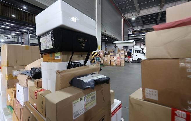 서울 송파구 서울복합물류단지에 택배 상자들이 쌓여 있다. [한주형 기자]