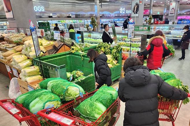 롯데마트 제타플렉스 서울역점 농산 매장 전경. 롯데쇼핑