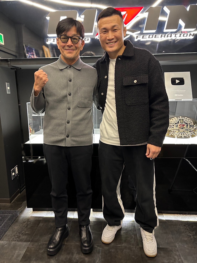 사카키바라 노부유키 대표는 2024년 크리스마스 이틀 전 ‘코리안 좀비’ 정찬성의 라이진 본사 방문을 공개했다. “선수 은퇴 후 대한민국에서 종합격투기대회 ZFN을 열어 큰 성공을 거두고 있는 만큼 앞으로 협력을 기대한다”고 밝혔다. 사진@nobu_sakakibara