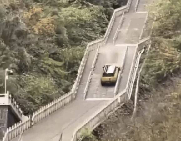 하늘계단 오르기에 도전한 체리자동차 SUV. /사진=유튜브 캡쳐