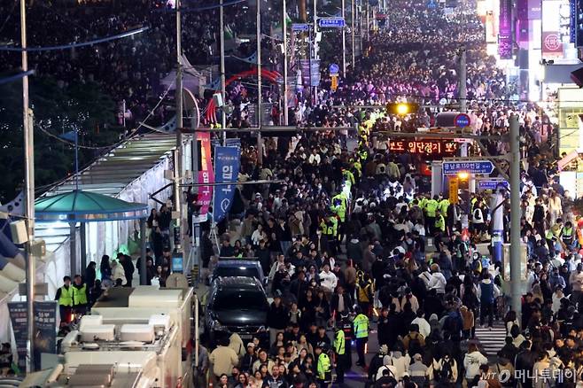 [부산=뉴시스] 하경민 기자 = '제20회 부산불꽃축제'가 열린 15일 부산 수영구 광안리해수욕장 도로에서 관람객들이 귀가하고 있다. 2025.11.15. yulnetphoto@newsis.com /사진=하경민