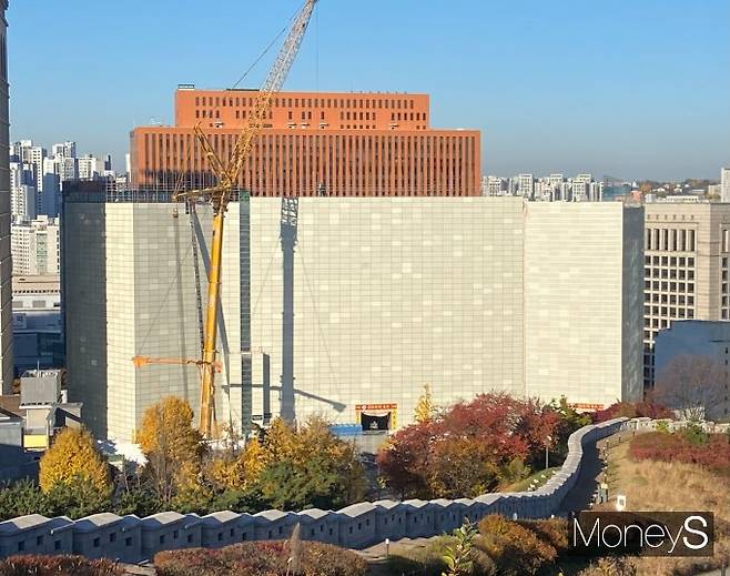 밀레니엄힐튼서울 호텔의 철거 공사가 2026년 하반기를 목표로 진행중이다. 건물 최상층부터 절단·분리하는 방식을 활용했다. 사진은 남산공원에서 내려다본 힐튼호텔 철거 공사 현장. 철거 공사가 완료되면 힐튼 재개발 공사인 이오타 프로젝트가 2032년 2월을 목표로 진행된다. /사진=최성원 기자