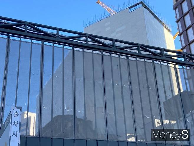 현대건설은 '파쇄·부재 해체 공법'을 통해 주변 피해를 최소화했다. 사진은 철거가 진행되고 있는 현장 밖. /사진=최성원 기자