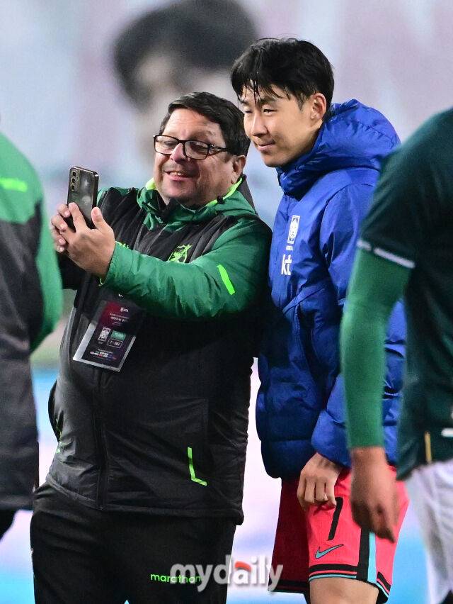 손흥민이 경기 후 볼리비아 스태프와 기념 촬영을 하고 있다 / 대전 = 유진형 기자 zolong@mydaily.co.kr