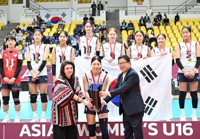 U16 여자배구대표팀이 아시아선수권 우승을 차지했다./AVC
