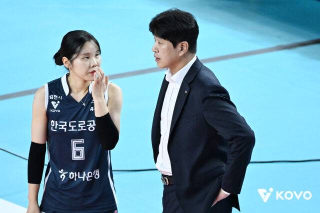 이윤정과 김종민 감독/KOVO