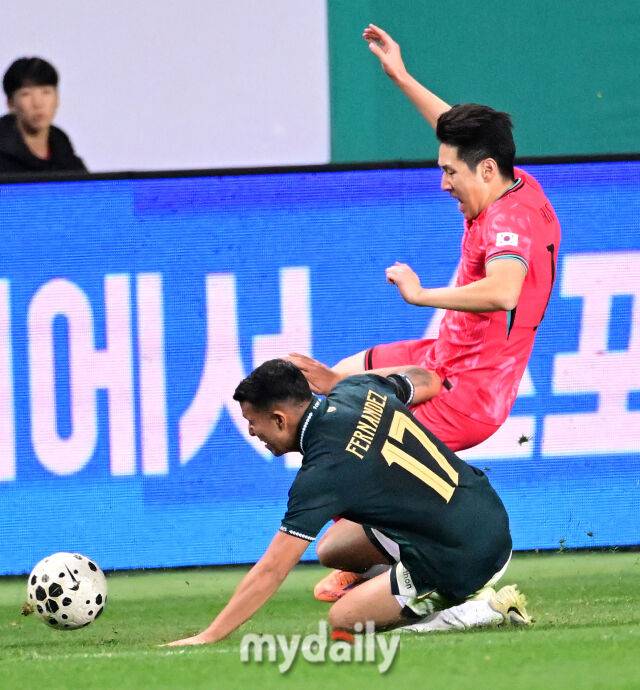 2025년 11월 14일 오후 대전월드컵경기장에서 대한민국과 볼리비아의 친선경기가 열렸다. 이강인이 파울을 당하고 있다./마이데일리 DB